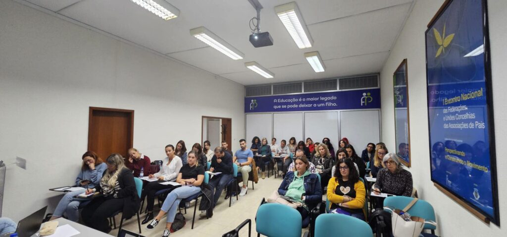 Pode ser uma imagem de 4 pessoas, pessoas a estudar e a texto